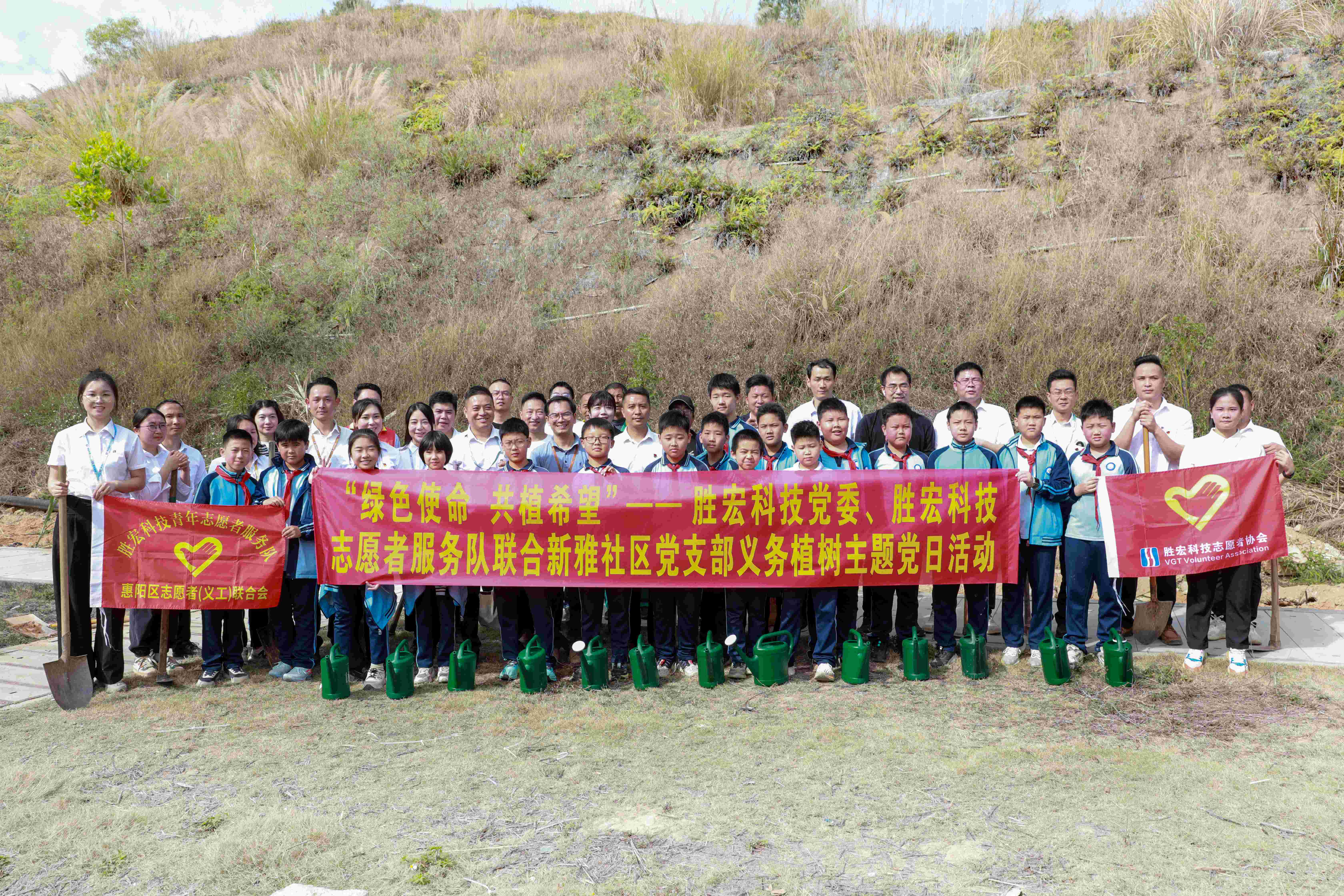 “绿色使命，共植希望”|yabo.com科技党委、志愿者服务队联合新雅社区开展义务植树活动